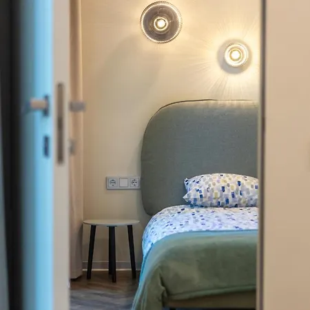 Green House Apartments With Parking And Bike Storage 아파트