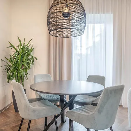 Green House Apartments With Parking And Bike Storage 아파트