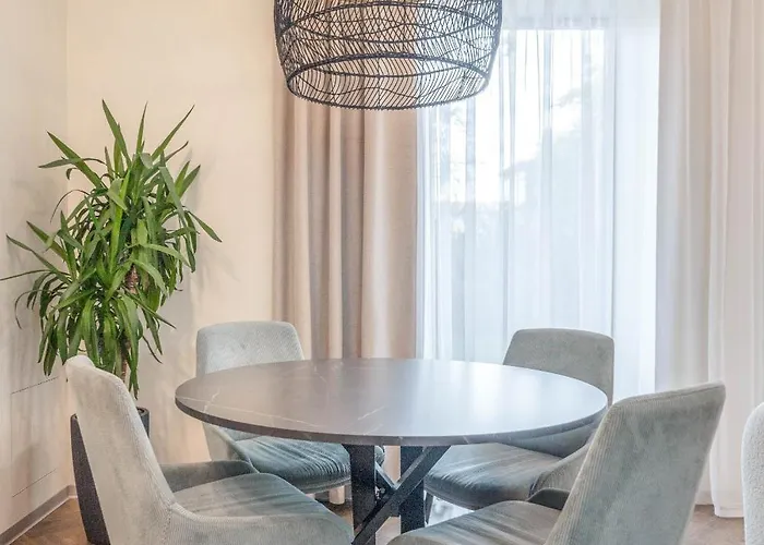 House With Parking And Bike Storage Апартаменты