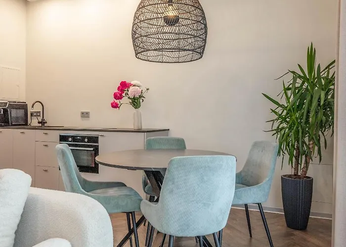 House With Parking And Bike Storage *